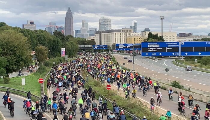 Ein-Fahrradmeer-auf-der-A648 Ein Fahrradmeer auf der A648