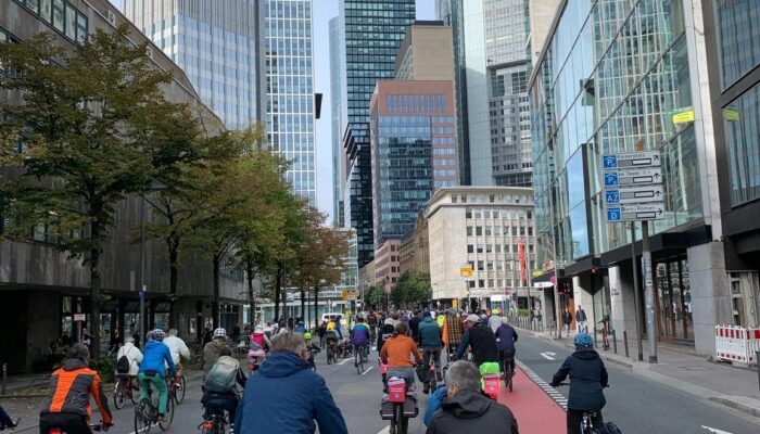 Strassenschluchten-fest-in-Fahrrads-Hand Straßenschluchten fest in Fahrrads Hand